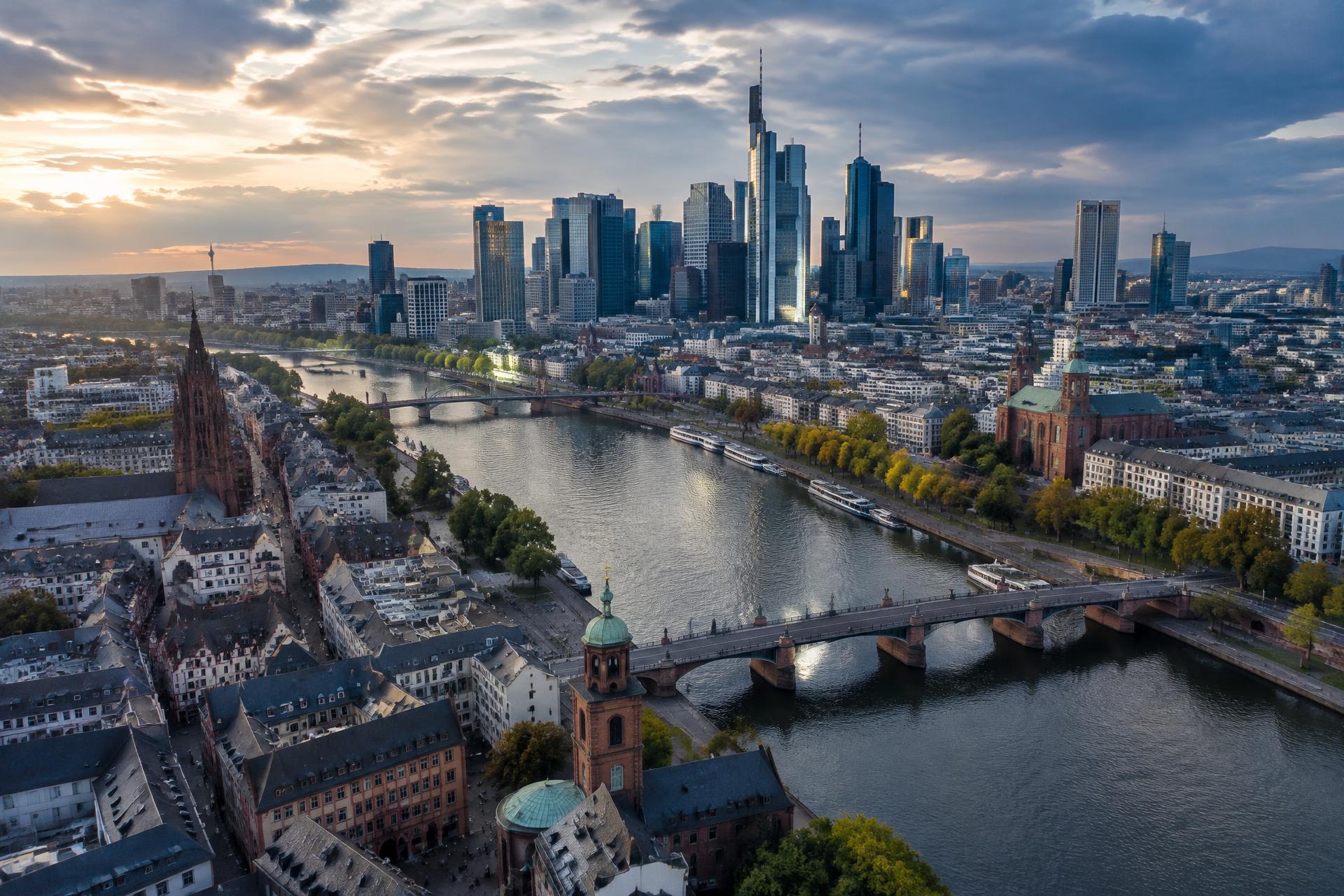 Frankfurt am Main von oben mit Blick auf den Main und die Skyline